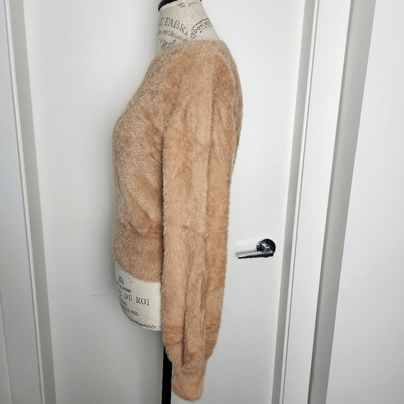 Aritzia crop kitten sweater - Picture 3 of 11